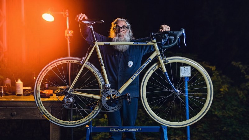 Franz neben seinem Rennvelo am Montageständer