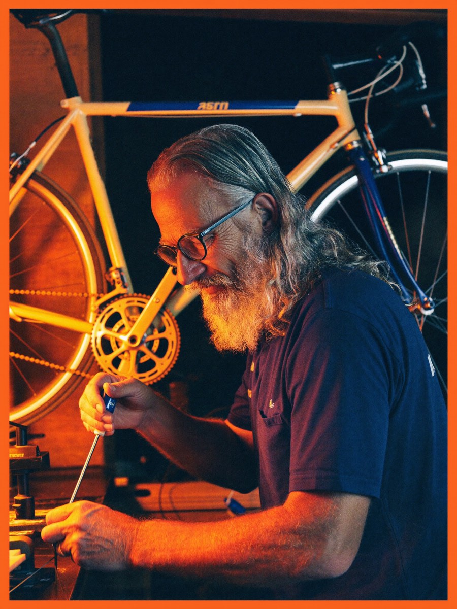 Franz führt die Premium-Revision an einem Rennvelo durch
